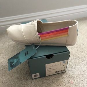 Brand new Toms